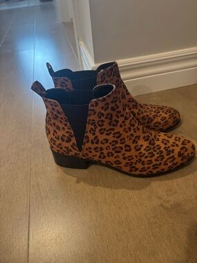 Jillian Harris x Joe fresh Leopard Print Chelsea Ankle Boots size 8